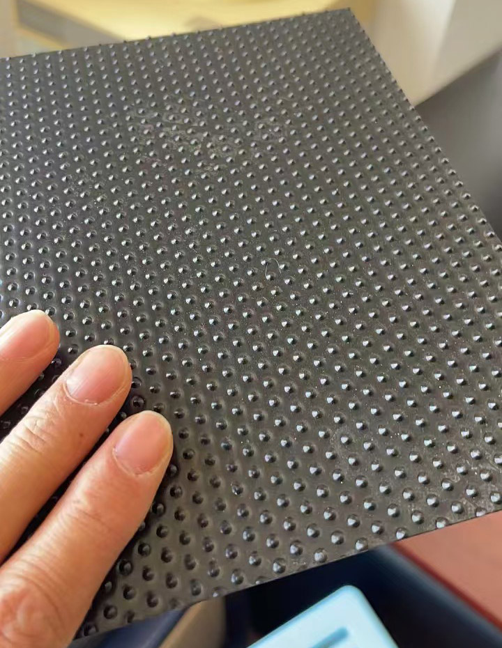 云南垃圾填埋場用雙柱點土工膜保護周邊環境